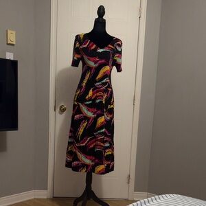 Plus Size Vibrant Black Midi Dress – Electric Pleated Satin-Like Fabric